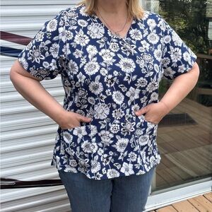 Vera Bradley Midnight Floral Scrubs Top Black and white floral on Blue Size 2X